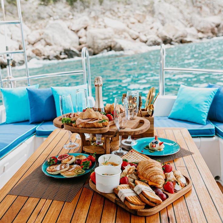 Taormina Luxury Boat Breakfast Experience – 2/4 Hours of Fanciness on the Water